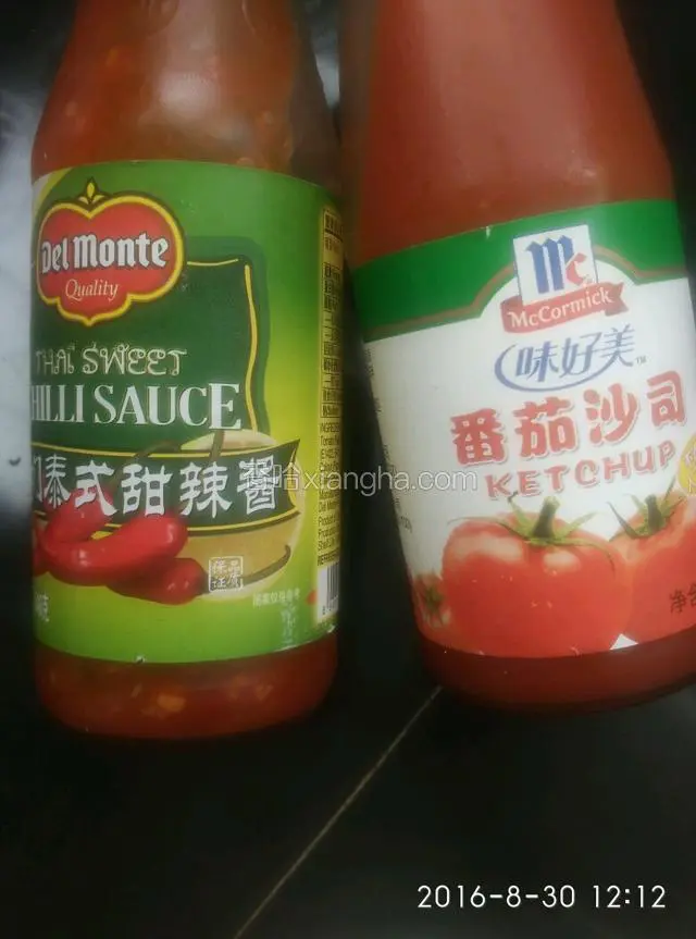 倒入番茄酱与甜辣酱