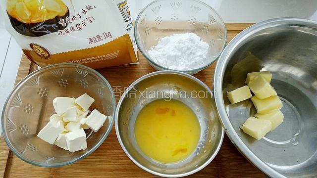 准备所需食材:把食材称重，黄油和奶油奶酪要提前软化。