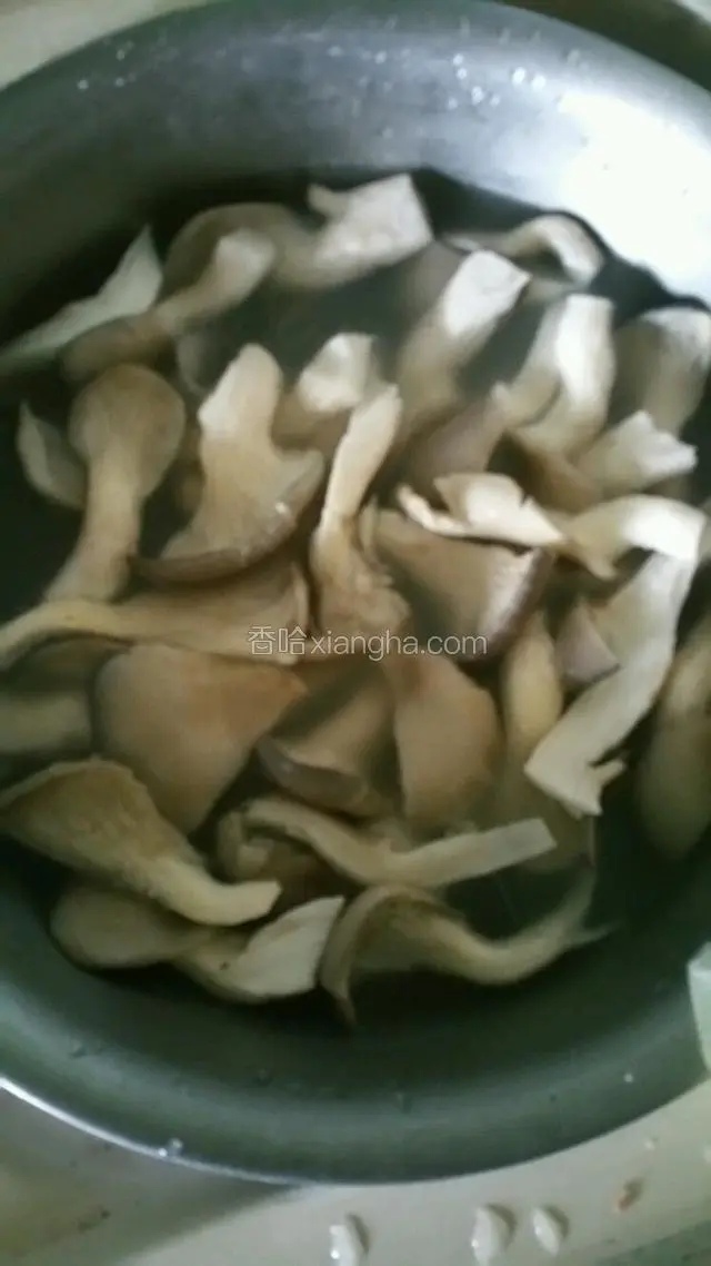 平菇撕开成大块，浸泡洗净
