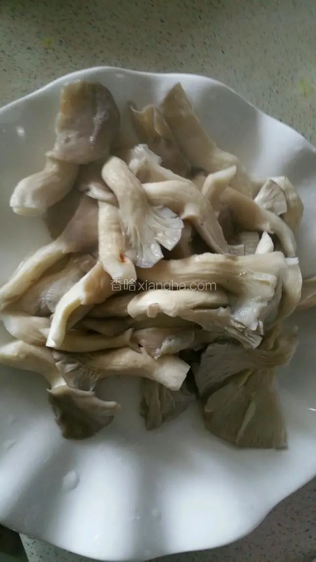 锅中加入适量水烧开下平菇焯熟捞出沥干