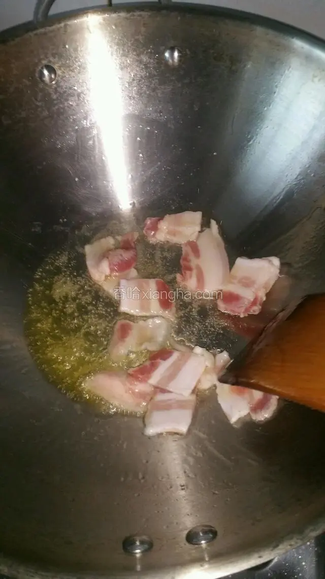 锅中加入适量油下五花肉煸炒出油