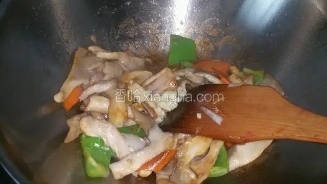 下入平菇翻炒匀，加入少许盐，糖，蚝油，生抽调味，淋入水淀粉勾芡即可出锅