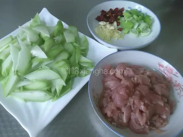 佛手瓜洗干净去皮切片，猪瘦肉切片，葱干辣角切小段，姜蒜切末备用。