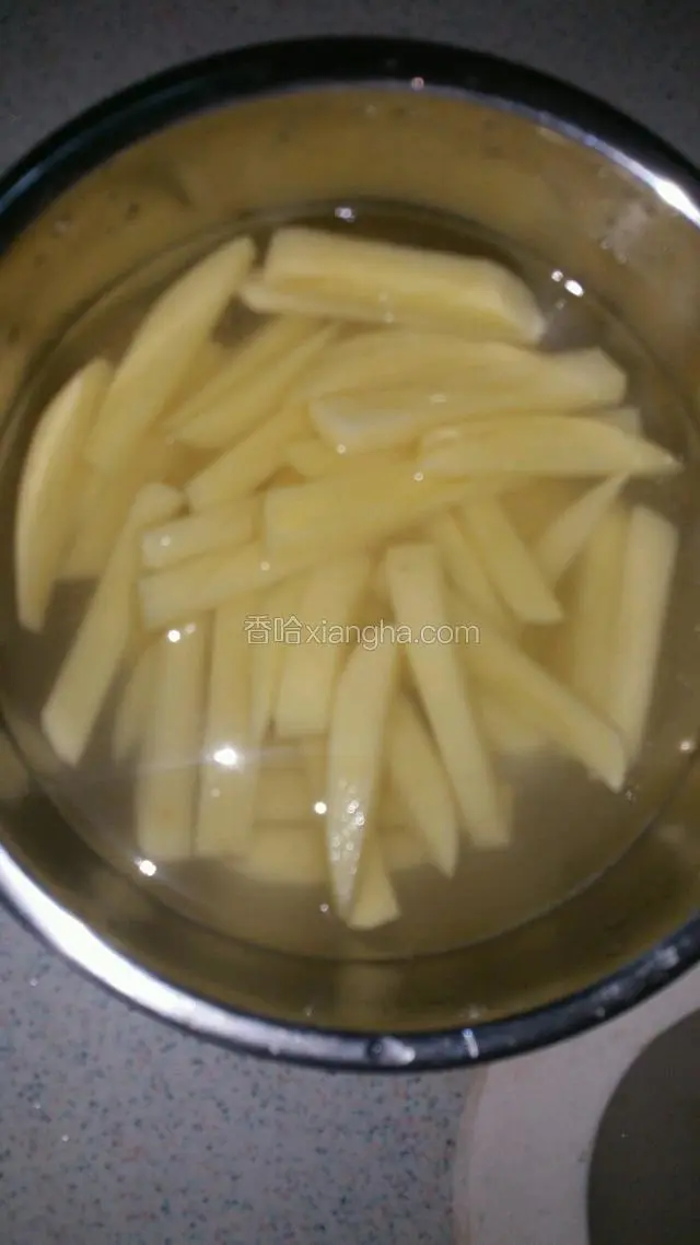 土豆去皮洗净切成细条用水浸泡20分钟