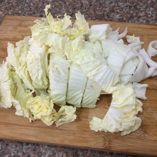 取白菜的嫩芯叶子部分，切小块。