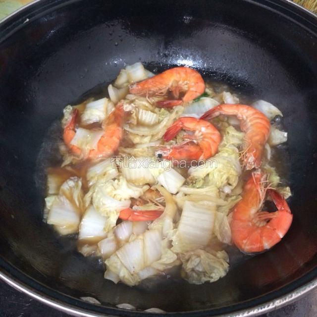 加入煎好的虾，适量盐，大火炖煮5分钟即可出锅。
