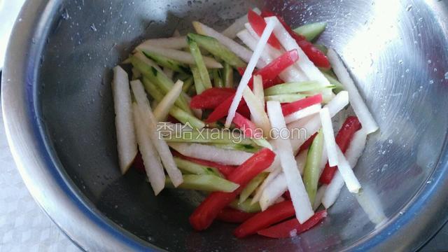 把食材倒入大盆，放入白糖搅拌均匀，腌制10分钟左右。