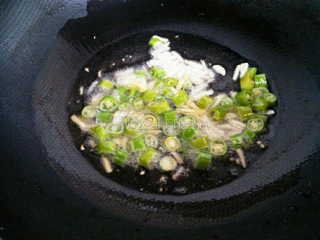 油5成热，倒入姜蒜丝和青椒，青花椒爆香