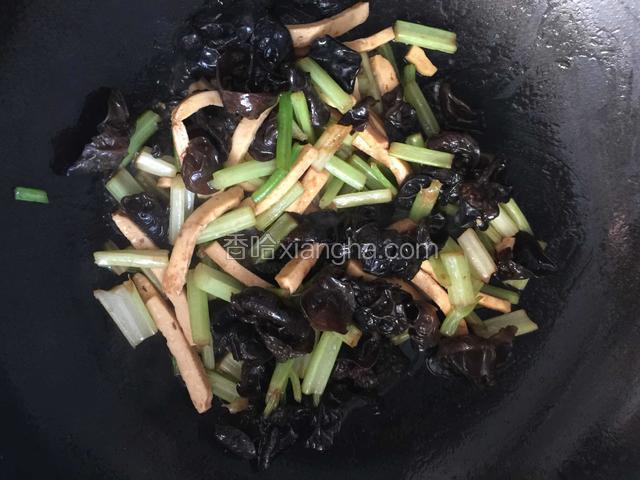 加适量酱油，翻炒至熟即可出锅