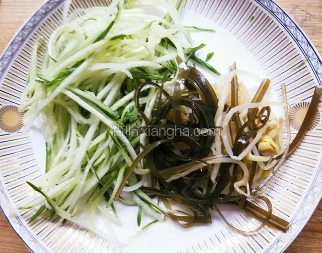 黄瓜切丝，海带和黄豆芽汆熟