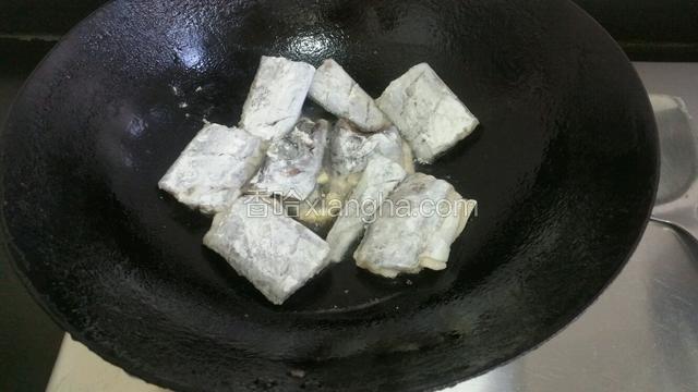 下油40克姜爆香煎炸。