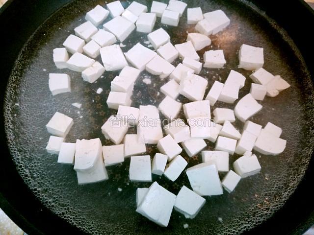 锅中烧开水下豆腐块焯制