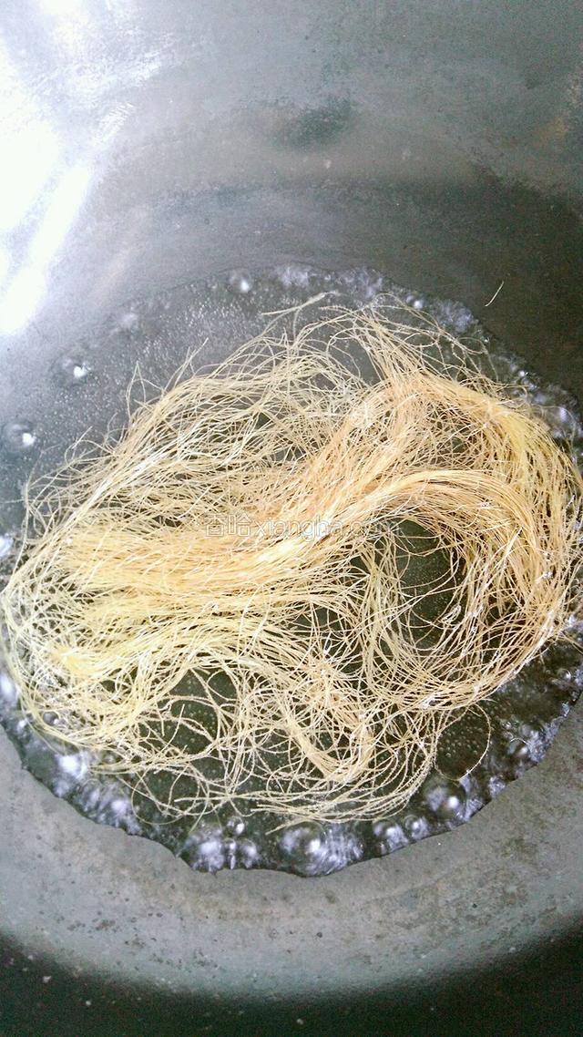 玉米须加2碗水放进锅里，大火煮开，转小火煮两分钟。