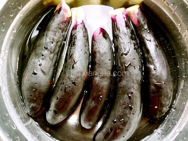 茄子洗净，清水中浸泡15分钟。