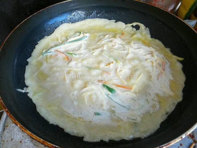 等到上面南瓜丝糊快要干的时候把锅端上来晃一下