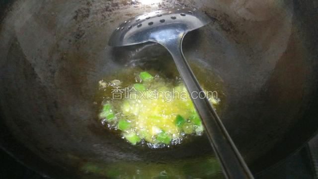 热锅下油，油热加葱蒜爆香