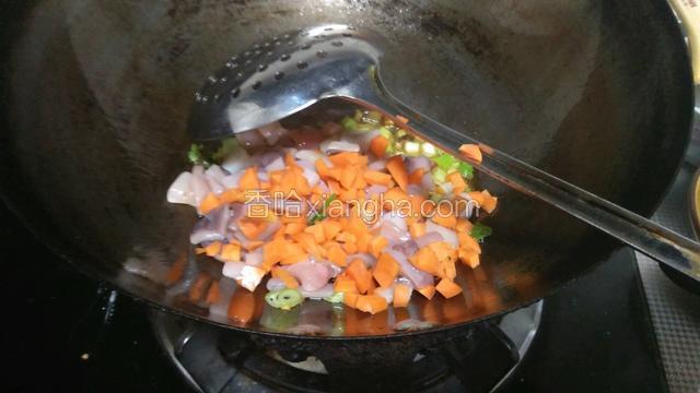 加鱿鱼和胡萝卜，炒两分钟
