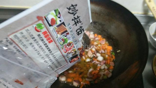 加韩式拌饭酱，糖，盐，料酒，鱼露