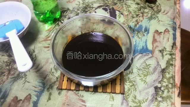 牛奶一点一点加入巧克力糊，用打蛋器搅拌均匀，冷却巧克力糊至浓稠