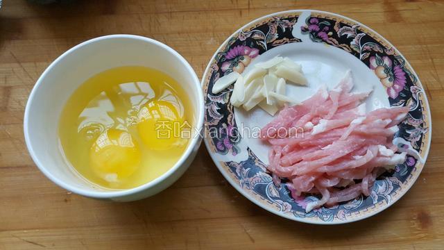 切好的里脊肉丝，蒜瓣，鸡蛋