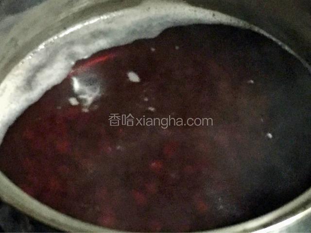 红豆提前一夜泡水里，大火烧开，小火慢熬到红豆软烂