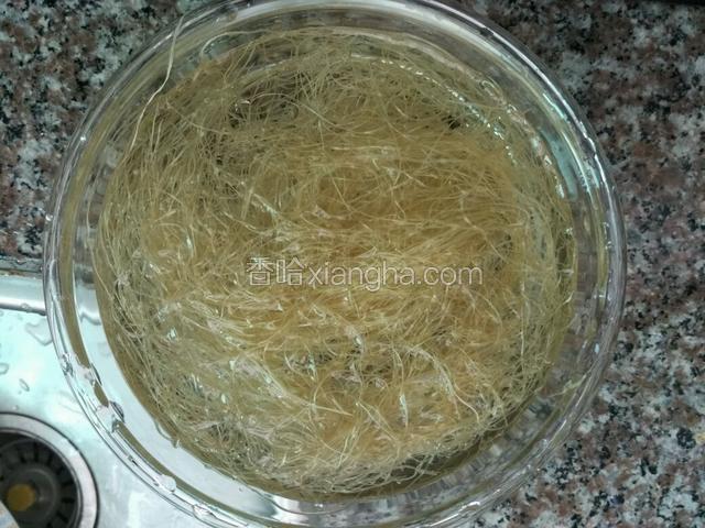 玉米须清水泡一泡，去掉老的，清水洗净；