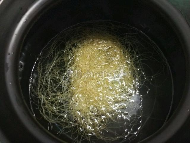 锅内放两碗水约1000克，再把玉米须放进去开大火煮；