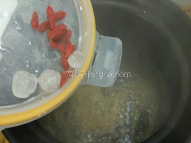 水开后转中小火煮3分钟，再放入冰糖枸杞煮2分钟就好了；