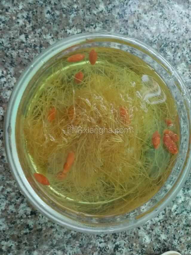煮好的玉米须水放凉喝水；