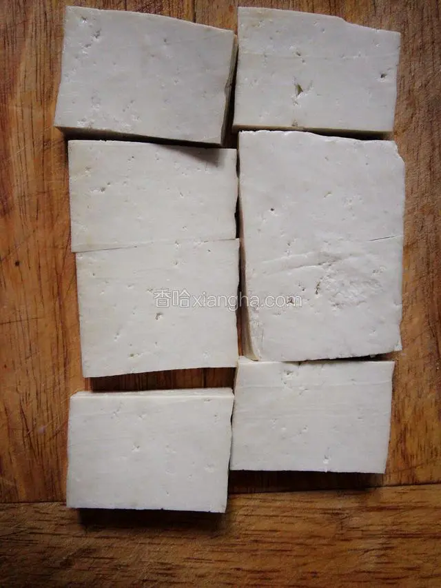 豆腐切成厚5毫米的薄片