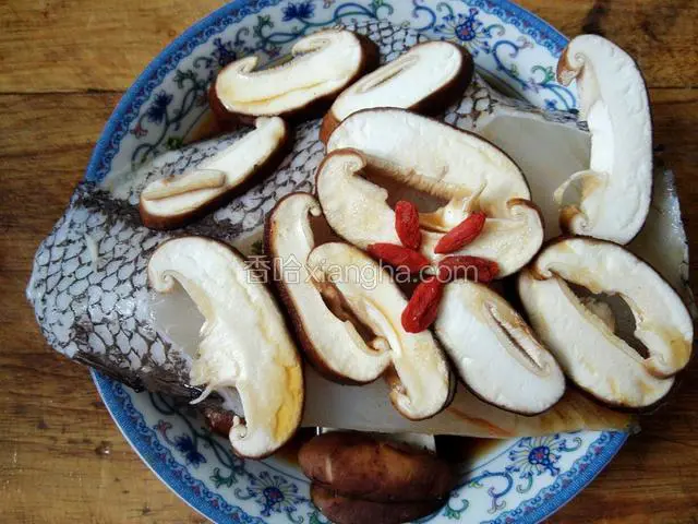 倒在鱼身上