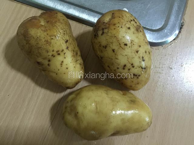 大小适中，新鲜马铃薯3-4个备用。