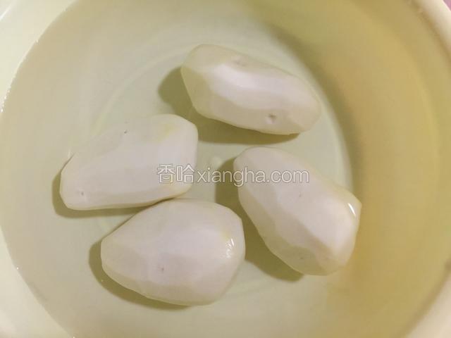 马铃薯去皮后泡入清水中浸泡备用。