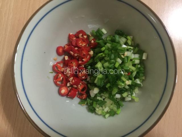 香葱和小米椒分别切碎备用。