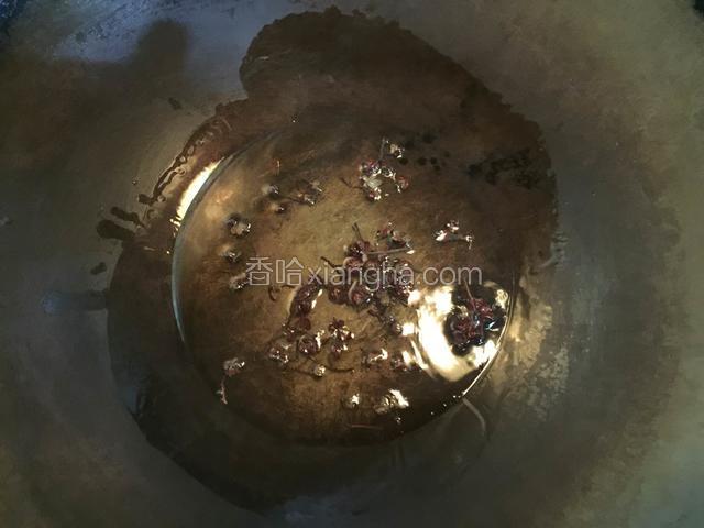 炒锅中放入适量色拉油，油温7-8成热时放入20粒左右干花椒爆香。