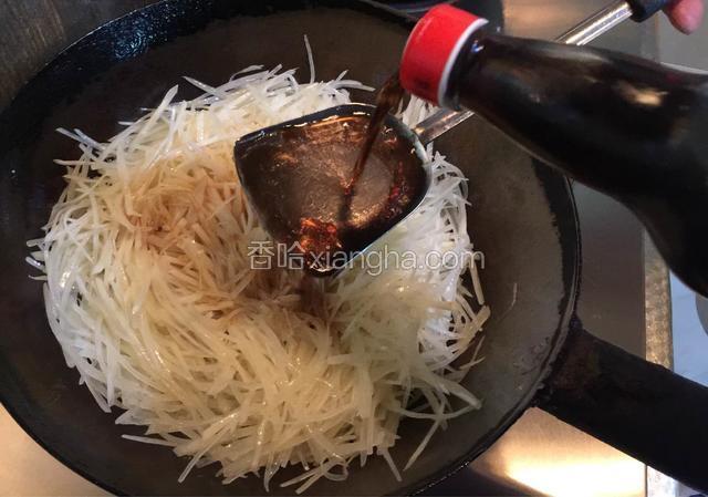 淋入适量米醋调味。