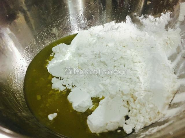 筛入面粉，进行翻拌。