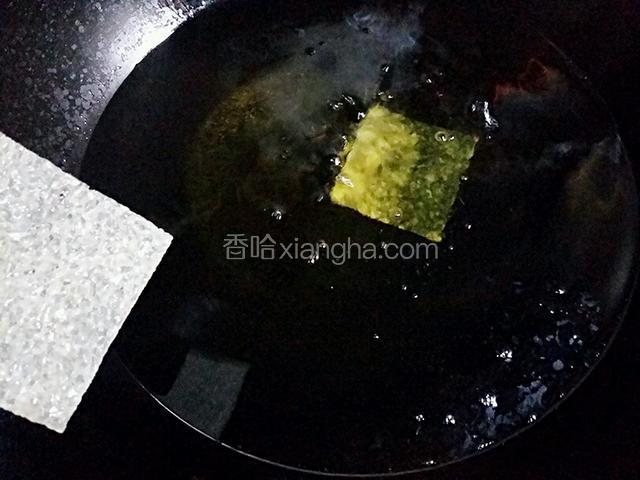 锅上炉，加三百克色拉油，开大火烧至六成热，把锅巴一片片的下锅炸制，锅巴可分几锅炸，一次不要放太多锅巴，不然易粘连在一起