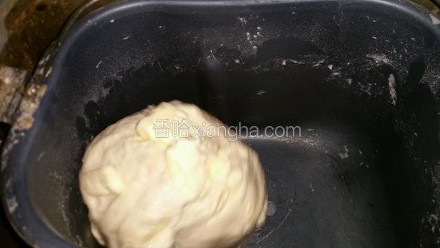 加入水开启发面程序，揉10分钟面团成形后加入切成小块的黄油