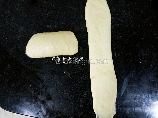 松弛好的面团竖向擀开成牛舌状，如左边横放的面团旋转90℃成竖放，翻面由上至下卷起来2.5-3圈。