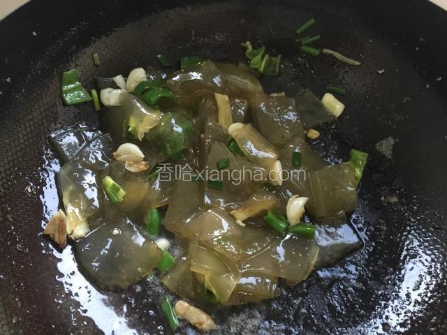 加少许的鸡精和酱油上色翻炒均匀.加水煮开收汤即可