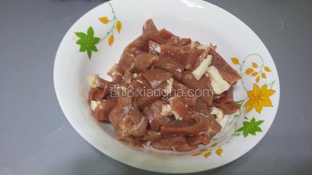 羊肉切块装大碗