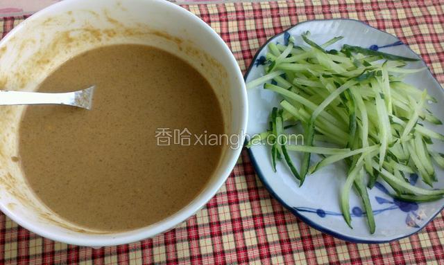 黄瓜切丝，芝麻酱，盐，米醋，生抽加点水调成麻酱汁