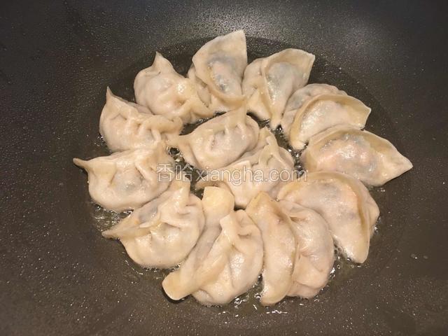 饺子底部煎上色后，关火。