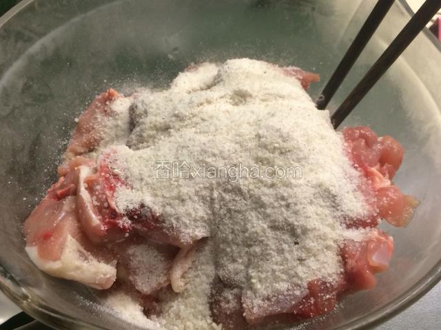 加入蒸肉粉、老抽和白葡萄酒，拌匀；