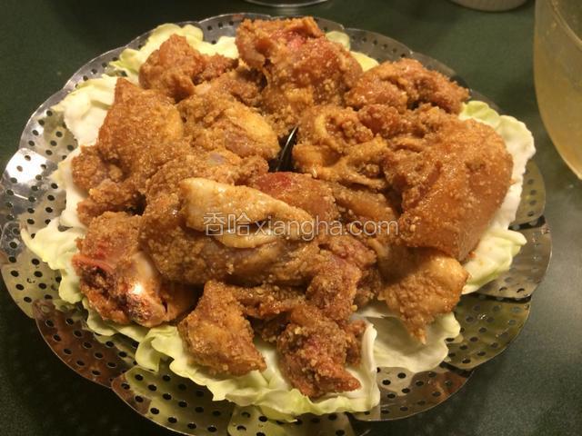 蒸肉架铺上包菜叶，铺上腌好的鸡块；