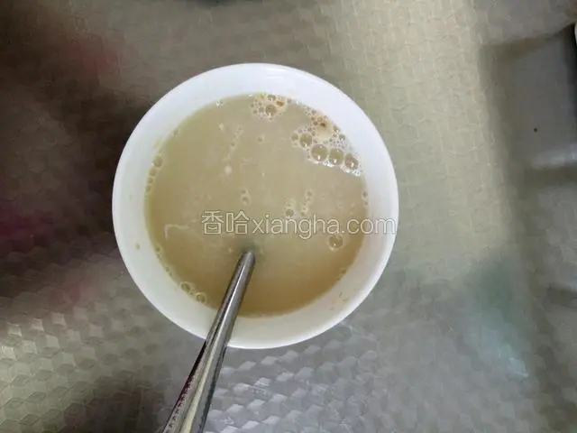 酵母用25度左右温水化开，静止10分钟！