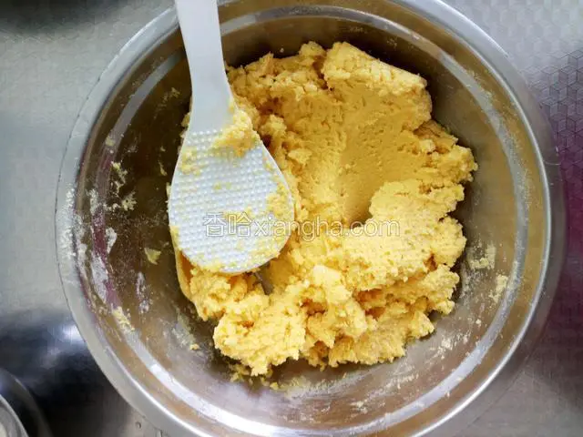 用铲子搅拌均匀，这是烫好的玉米面，比较粘！静止放凉