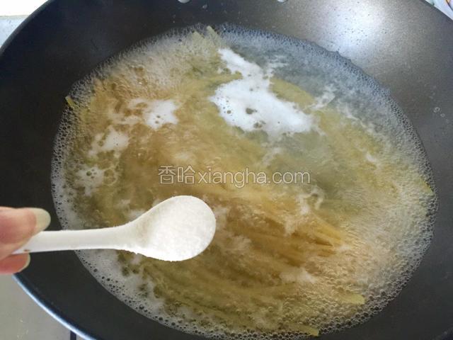 锅里加水大火烧开，下入意面，加一小勺盐，煮8-10分钟，煮至面芯无白点即可捞出。