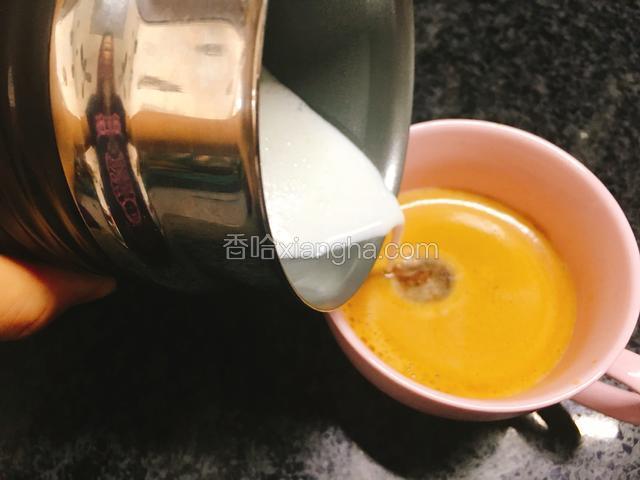 牛奶缓缓倒入咖啡杯中。